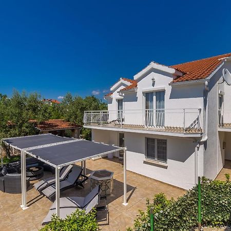 Holiday Home Olive Garden Brzac المظهر الخارجي الصورة